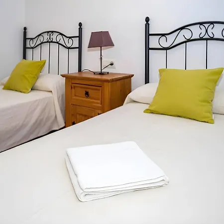 Casa Con Terraza Cerca Del Pueblo Solo Alquilamos A Familias Апартаменти *