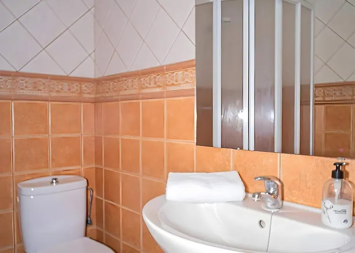 Casa Con Terraza Cerca Del Pueblo Solo Alquilamos A Familias Апартаменти *