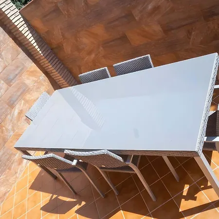 Casa Con Terraza Cerca Del Pueblo Solo Alquilamos A Familias