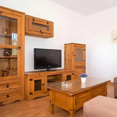 Casa Con Terraza Cerca Del Pueblo Solo Alquilamos A Familias דירה *