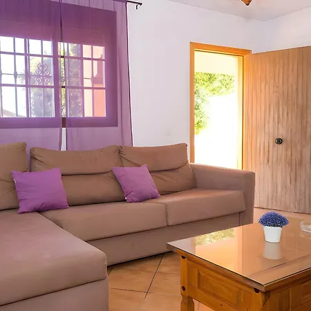 Casa Con Terraza Cerca Del Pueblo Solo Alquilamos A Familias דירה *