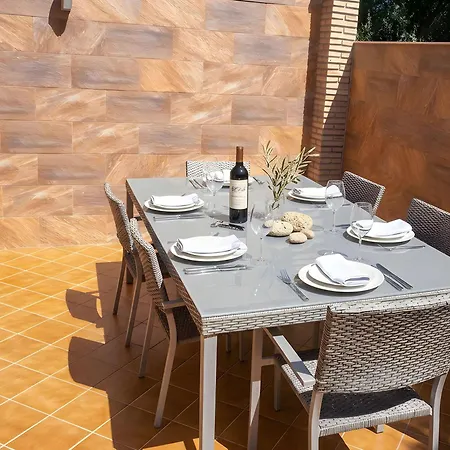 Casa Con Terraza Cerca Del Pueblo Solo Alquilamos A Familias דירה
